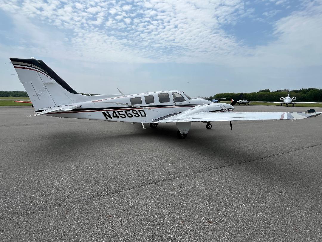 photo of Beechcraft Baron exterior